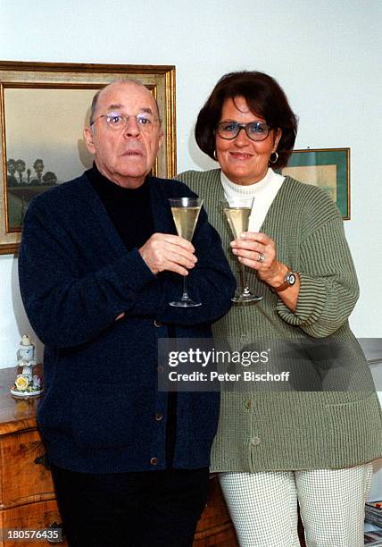 Chris Howland, Ehefrau Monica Vervolet,;Homestory, Rösrath, Sekt, Champagner,;Sektgläser, Flur, Anrichte, Brille,;anlehnen,