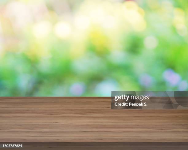 empty wooden table on blurred of background - expositor comercial fotografías e imágenes de stock