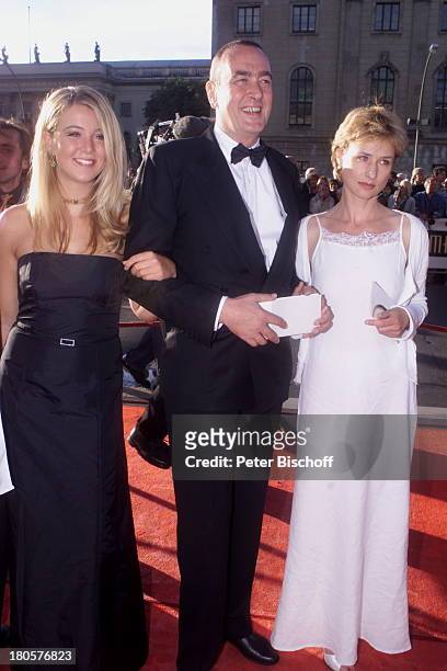 Bernd Eichinger, Tochter Nina, Lebensgefährtin Corinna Harfouch , Verleihung vom Deutschen Filmpreis 2001, Berlin ,