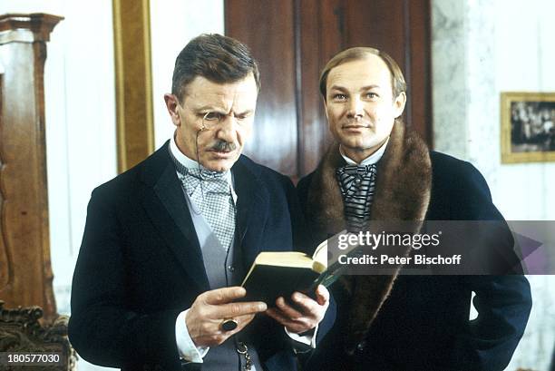 Heinz Bennent, Klaus-Maria Brandauer, , ZDF-Fernsehfilm "Der Snob", Mantel, Halstuch, Schal, Buch, Monokel, Schnautzer,