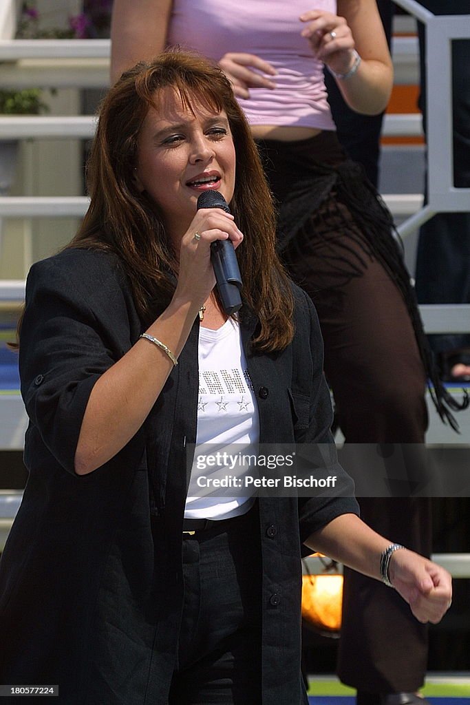 Andrea Jürgens, ZDF-Fernsehgarten, Mikrofon, Singen, Musizieren,