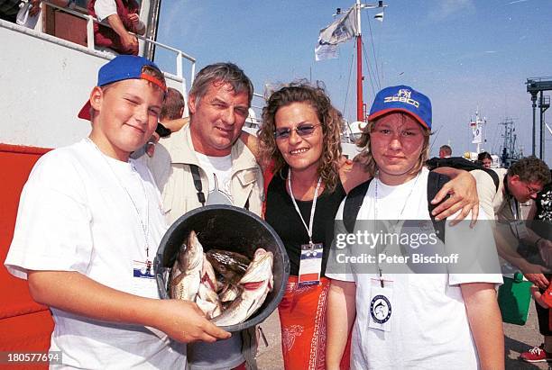 Heinz Hoenig , Sohn Lukas Hoenig, Ehefrau Simone Hoenig, Tochter Paula Hoenig, , "Royal Fishing Jugendangeln 2001", Heiligenhafen , Hafen, Anleger,...