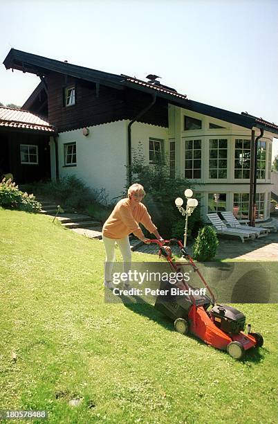 Hanne Haller, Homestory, Tegernsee/München, Garten, Gartenarbeit, gärtnern, Villa, Rasenmäher, rasen mähen,