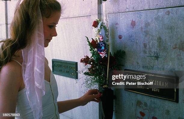 Silvia Seidel, am Grab von Marilyn Monroe , Los Angeles/Kalifornien/Californien/USA/Amerika, "Westwood Village Memorial Park", Friedhof, Rose, Tod,...