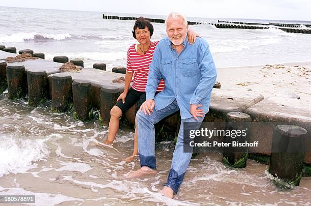 Gunther Emmerlich, Ehefrau Anne-Kathrein Künstlerdorf Ahrenshoop/Ostsee, Strand, Sand, Meer, Buhne, nasse Hose, nass, Jeans, Wasser, Frau,