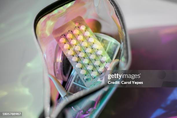 contraceptive pills in womans bag - voorbehoedsmiddel stockfoto's en -beelden