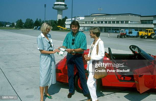 Udo Jürgens, Uschi Glas, Angestellte des Autoverleihs , RTL-Serie "Ein Schloss am Wörthersee", Kärnten, Flughafen Klagenfurt/; sterreich, Tower,...