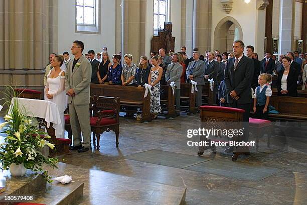 Iris Remmertz , Ehemann Hansjörg Criens, Trauzeuge Axel Malchow , Familie und Freunde, kirchliche Trauung, Mönchengladbach, Kirche "St. Mariä...