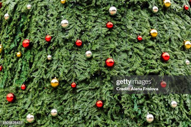 decorated christmas tree with balls - london at christmas photos et images de collection