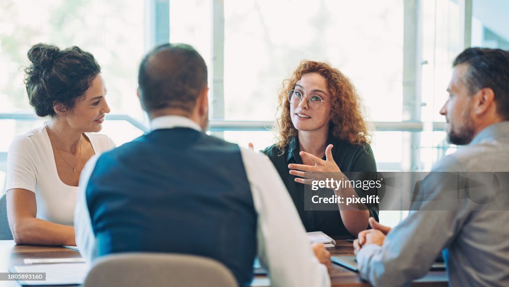 Junge Geschäftsfrau spricht über ein Meeting