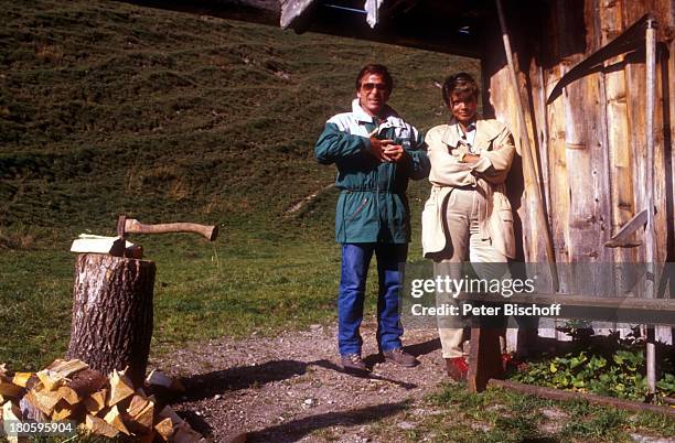 Uschi Glas, Elmar Wepper, ZDF-Serie "Zwei Münchner in Hamburg", Wiese, Alm, Natur, Szenenmotiv, Hütte, Berg,