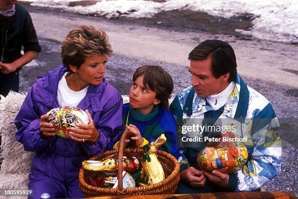 Uschi Glas, Florian Stubenvoll , Elmar Wepper , ZDF-Serie "Zwei Münchner in Hamburg", Osterkorb, Geschenke, Szenenmotiv, Straße, Schnee,