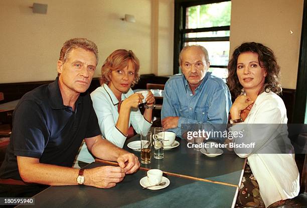 Robert Atzorn, Ulrike Kriener, Michel Gwisdek, Iris Berben , Berlin, Deutschland, Europa, ZDF-TV-Spiel "Wer liebt, hat recht", Tassen, Kaffee, Cafe,