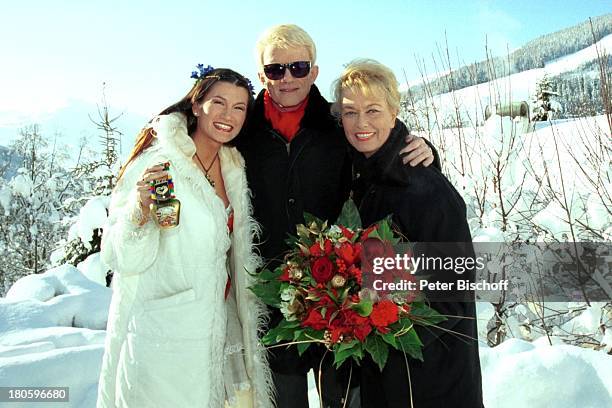 Antonia , Heino, Hannelore Kramm, , Saalbach, ; sterreich, Alpen, Europa, ZDF "Aprs Ski Show", Sängerin, Sänger, Volksmusiker, Sonnenbrille, Dirndl,...