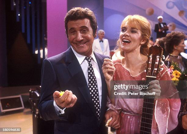 Gilbert Becaud, Ute Mann-Singers, ZDF-Personality-Show "Der Mann am Klavier", Bühne, Auftritt, Singen, Sänger, Gitarre,