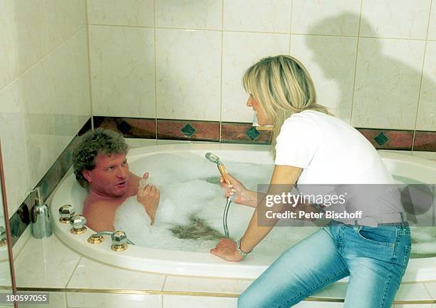 Bernhard Brink, Ehefrau Ute Brink, Homestory, Berlin, Deutschland, Europa, Frau, Bad, baden, Badewanne, nackt, Dusche, Schaum,