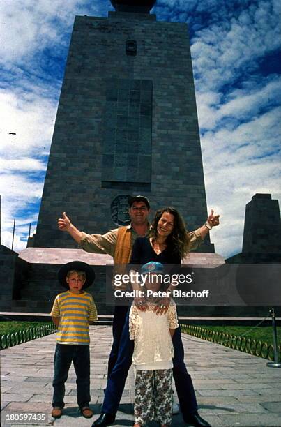Heinz Hoenig, Ehefrau Simone Hoenig, Tochter Paula Hoenig, Sohn Lucas Hoenig, Familie, "Äquatormonument", Äquatortaufe, 40 km. Nördlich von Quito ,...