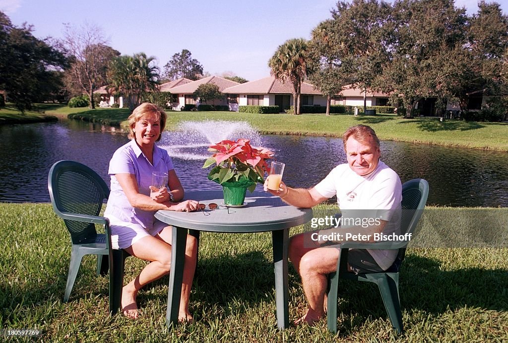 Fritz Wepper, Ehefrau Angela, Pause, Tisch, Blume, Getränk, Golf