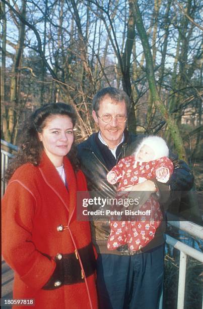 Gernot Endemann, Jocelyne Boisseau, , Alicia Endemann, , Hamburg, Familie, Vater, Mutter, Baby, auf dem Arm, Brille, Spaziergang,