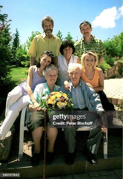 Anita Hofmann , Schwester Alexandra Hofmann , Großeltern Lydwina und Paul Bär , Dietmar Geiger , Vater Josef Hofmann , Mutter Elisabeth Hofmann ,...