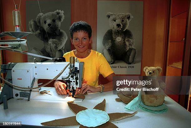 Adelheid Scharle, , 100 Jahre "Steiff"-Teddybären, Giengen , Ausstellung, Demonstration: Wie ensteht ein "Teddybär?", Jubiläum, Jubiläumsfeier, Marke...