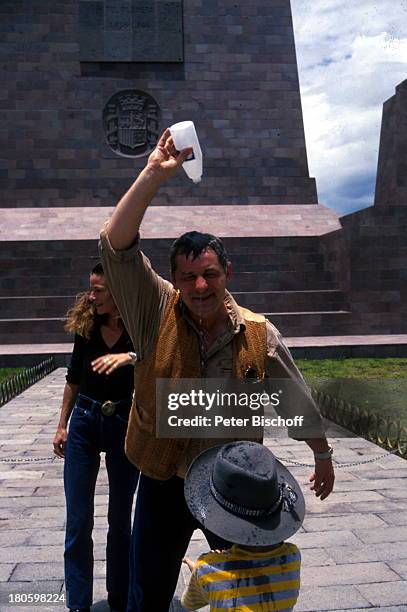 Heinz Hoenig, Ehefrau Simone Hoenig, Sohn Lucas Hoenig, "Äquatormonument", Äquatortaufe, 40 km. Nördlich von Quito , Familie, Urlaub,