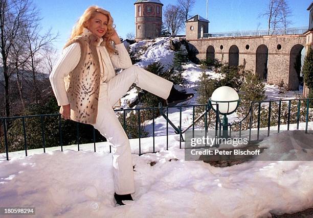 Margot Eskens, Urlaub, Skigebiet an der "Schwarzwald-Hochstraße", "Schloßhotel Bühlerhöhe", Terrasse, Schnee, Winter, Fellweste, "Aprs-Ski"-Outfit,