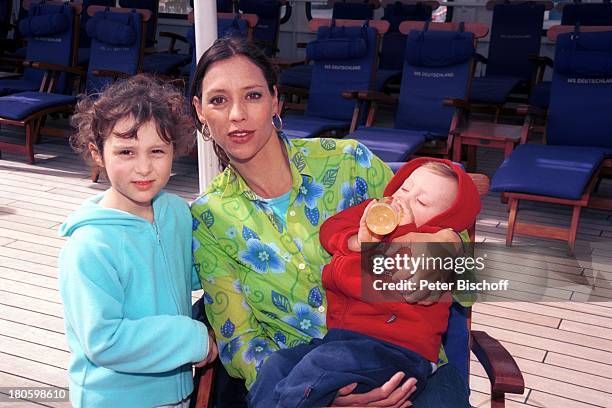 Carin C. Tietze, Sohn Fausto Tietze, , Tochter Lilly June Tietze, , am Rande der Dreharbeiten zur ZDF-Reihe "Traumschiff", Folge 43 "Thailand",...