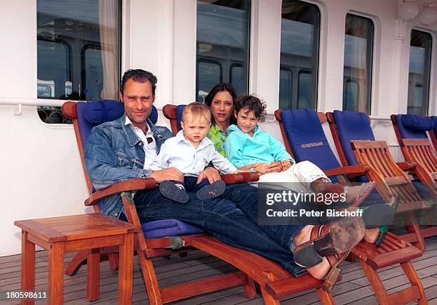 Carin C. Tietze, Sohn Fausto Tietze, , Tochter Lilly June Tietze, , Ehemann Florian Richter, am Rande der Dreharbeiten zur ZDF-Reihe "Traumschiff",...