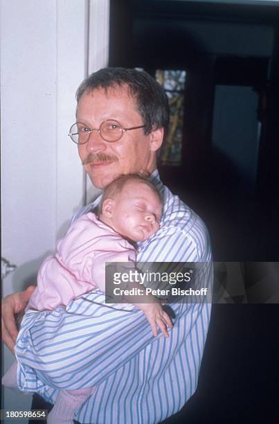 Gernot Endemann, Alicia Endemann, , Hamburg, Familie, Vater, Baby, auf dem Arm, Brille, Spaziergang,