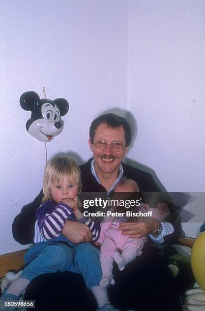 Gernot Endemann, Marine Endemann, , , Alicia Endemann, , Hamburg, Familie, Vater, Baby, auf dem Arm, Brille,