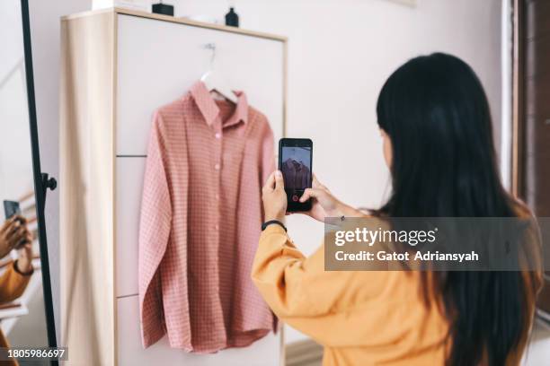 side hustle - business online influencer - kringloopwinkel stockfoto's en -beelden