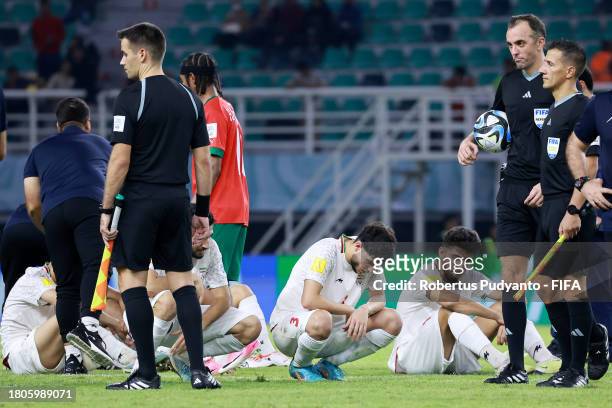 Players of IR Iran look dejected following the team's defeat in the FIFA U-17 World Cup Round of 16 match between Morocco and IR Iran at Gelora Bung...