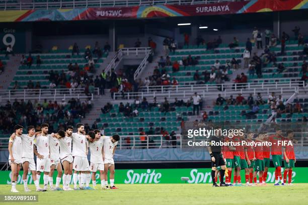 Players of IR Iran and Morocco look on during the penalty shootout in the FIFA U-17 World Cup Round of 16 match between Morocco and IR Iran at Gelora...