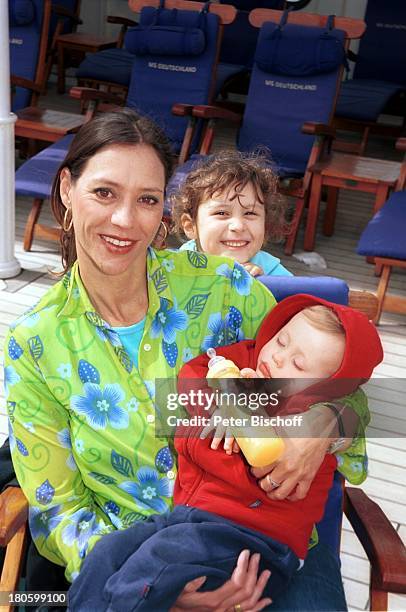 Carin C. Tietze, Sohn Fausto Tietze, , Tochter Lilly June Tietze, , am Rande der Dreharbeiten zur ZDF-Reihe "Traumschiff", Folge 43 "Thailand",...