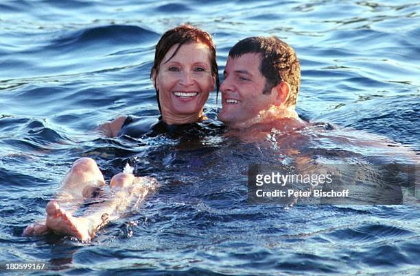 Susanne Uhlen, Lebensgefährte Henry Dawidowicz, St. Tropez, Mittelmeer, Frankreich, Europa, Umarmung, schwimmen,