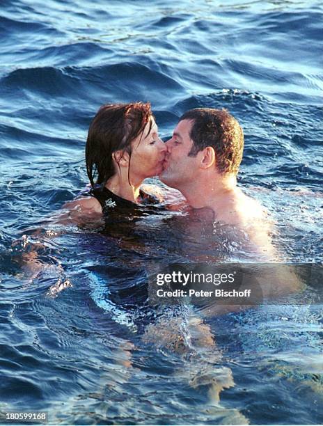 Susanne Uhlen, Lebensgefährte Henry Dawidowicz, St. Tropez, Mittelmeer, Frankreich, Europa, Umarmung, schwimmen, küssen,