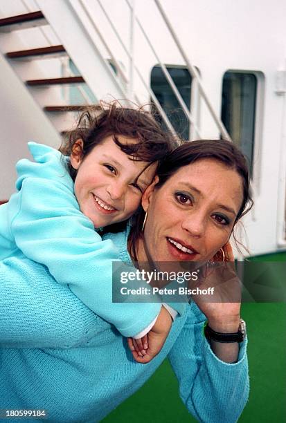 Carin C. Tietze, Tochter Lilly June Tietze, , am Rande der Dreharbeiten zur ZDF-Reihe "Traumschiff", Folge 43 "Thailand", Asien, ,...