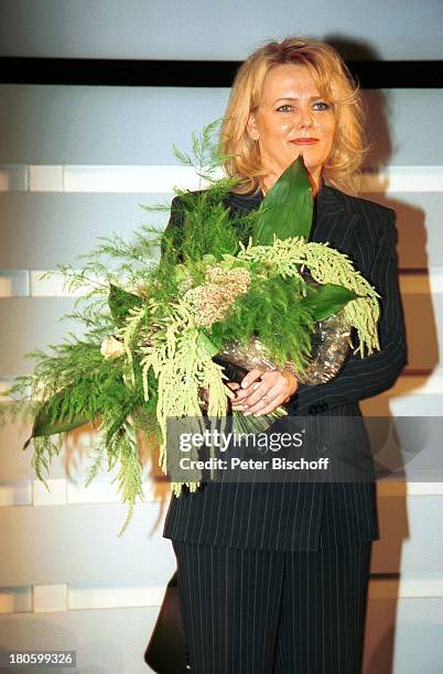 Eva Herman, Hamburg, Verleihung vom "Günter Strack-Fernsehpreis 2001" und "Studio Hamburg Nachwuchspreis 2001", Moderation, Moderatorin, Blumen,...