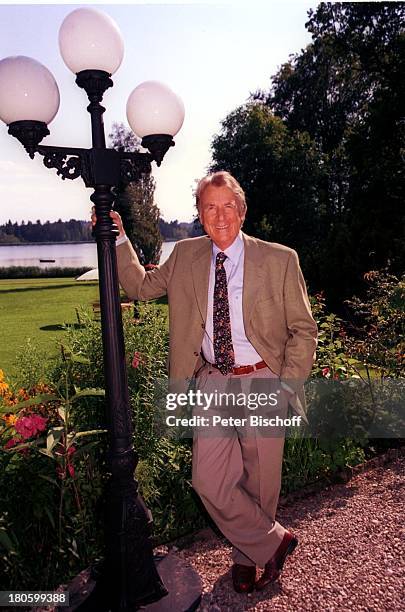 Günter Schramm, am Rande der Dreharbeiten zur ARD-Verfilmung " Die andere Eva ", München, Münchener Umland, Straßenlaterne, Fotodatum: 30.07.02,