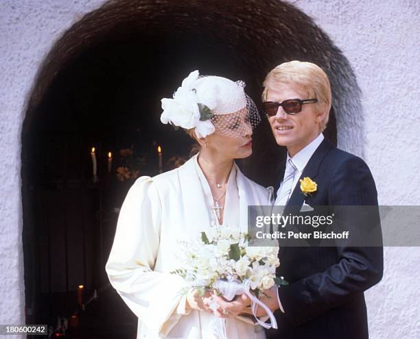 Heino, Ehefrau Hannelore Kramm, Bad Münstereifel, Hochzeitskapelle bei Bad Münstereifel, in der Heino und Hannelore Kramm nach ihrer Trauung am eine...