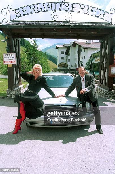 Margot Werner, Jochen Litt, , Berwangen, Tirol, ; sterreich, Europa, Hotel "Berwanger Hof", Hoteleingang, Auto,