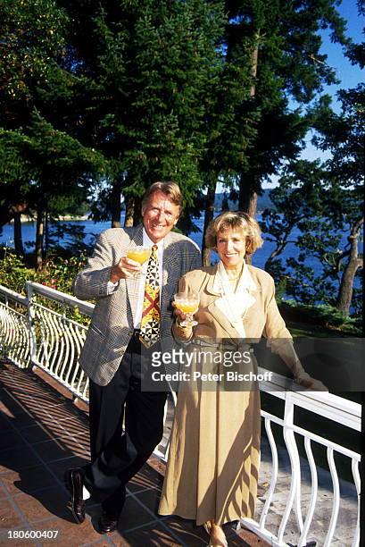 Günther Schramm, Ehefrau Gudrun Thielemann, Vancouver Island/Kanada, Nordamerika, Terrasse, Orangensaft, zuprosten, Meer,