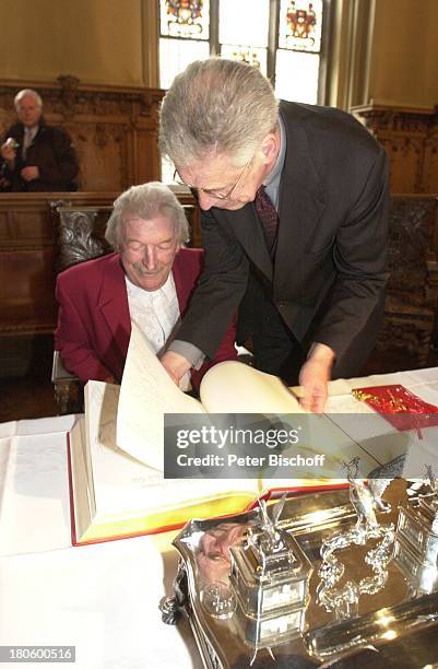 James Last, Bürgermeister Dr. Henning Scherf , Eintrag ins "Goldene Buch der Stadt Bremen", Bremen, Rathaus,