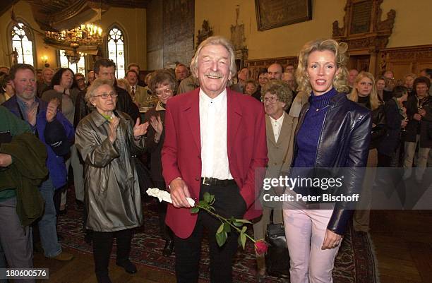 James Last, Ehefrau Christine, Eintrag ins "Goldene Buch der Stadt Bremen", Bremen, Rathaus, Frau, Rose, Blume,