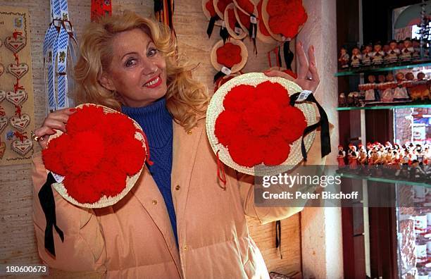 Margot Eskens, Urlaub, Skigebiet an der "Schwarzwald-Hochstraße", Souvenirgeschäft, Trachtenhüte,