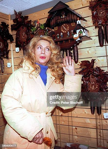 Margot Eskens, Urlaub, Skigebiet an der "Schwarzwald-Hochstraße", Souvenirgeschäft, Kuckucksuhren,