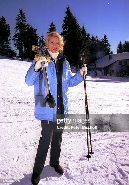 Margot Eskens, Urlaub, Skigebiet an der "Schwarzwald-Hochstraße", Skier, Stöcke, Winter, Schnee,