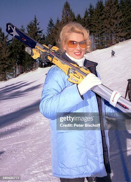 Margot Eskens, Urlaub, Skigebiet an der "Schwarzwald-Hochstraße", Sonnenbrille, Skier, Stöcke, Winter, Schnee,