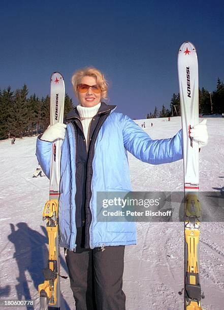 Margot Eskens, Urlaub, Skigebiet an der "Schwarzwald-Hochstraße", Sonnenbrille, Skier, Stöcke, Winter, Schnee,